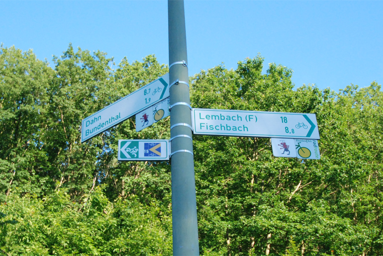 Radwegebeschilderung in Rumbach / Pfälzerwald