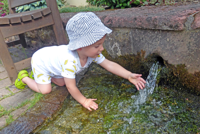 Kinder Faszination Wasser in Rumbach