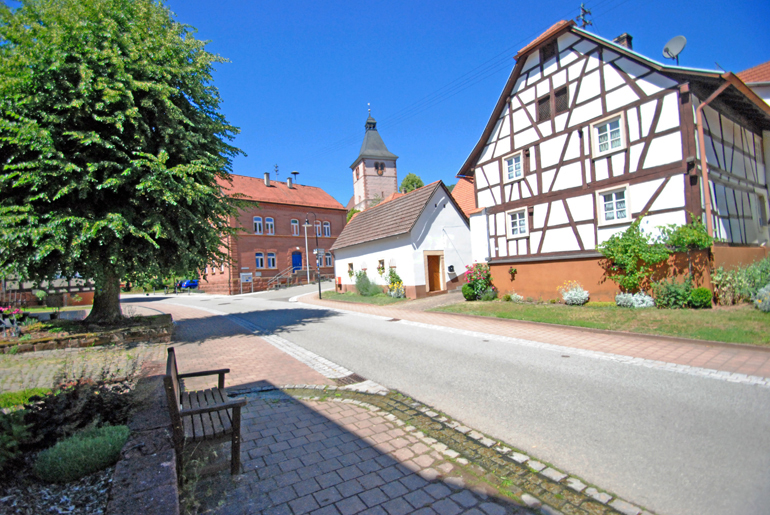 Rumbach, Ortsstraße mit Rathaus'